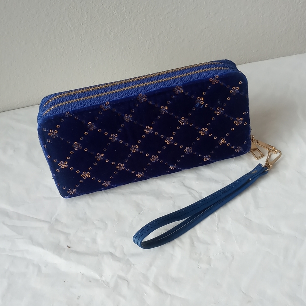 Wristlet purse